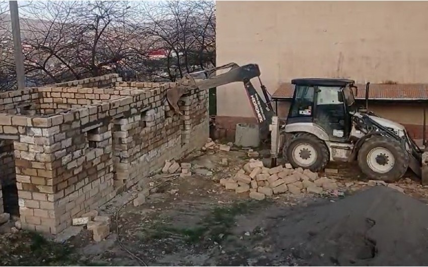 Gədəbəydə qanunsuz tikili sökülüb 