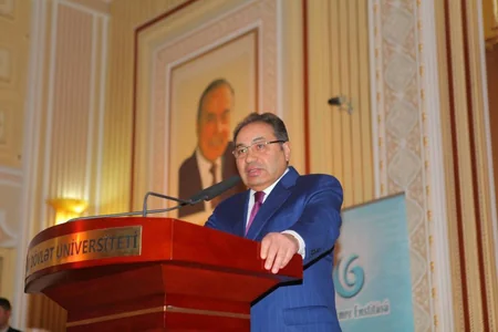 Abel Məhərrəmov Türkan Şoraya BDU-nun qızıl medalını təqdim edib