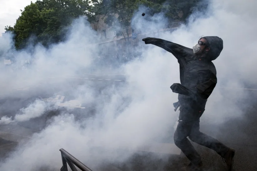 Протестующие в Париже подожгли полицейский автомобиль