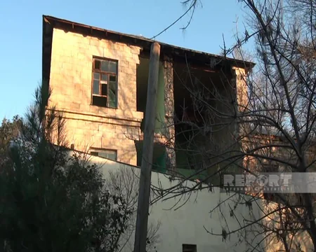 Kürdəmirdə üçmərtəbəli binanın bir hissəsi uçub, sakinlər təhlükə qarşısındadır