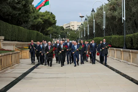 Energetiklər Fəxri Xiyabanı və Şəhidlər Xiyabanını ziyarət ediblər