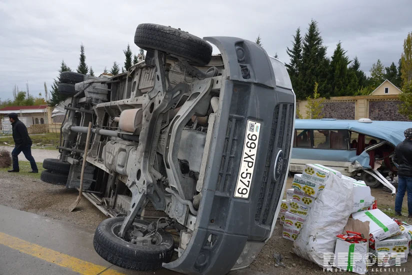 В Шабране пассажирский автобус перевернулся после столкновения с грузовиком, есть раненые