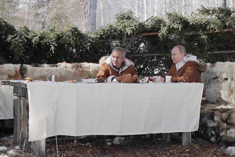 Опубликованы кадры отдыха Путина и Шойгу в тайге