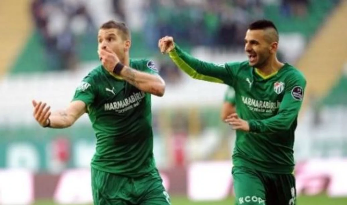 Bursaspor rəhbərliyi Azərbaycan yığmasının futbolçusunu bağışlayıb