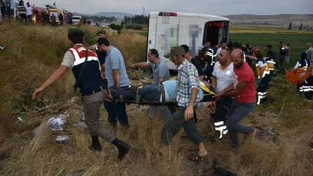 Türkiyədə avtobus dərəyə aşıb: 5 nəfər həlak olub, 40 nəfər yaralanıb