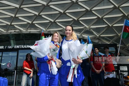 Olimpiadaya lisenziya qazanan Azərbaycanın 3x3 basketbol millisi Vətənə dönüb