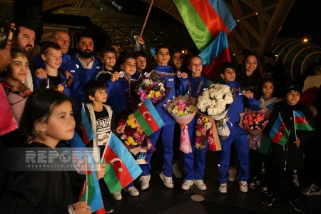 Dünya çempionatında uğurla çıxış edən gimnastlarımız Vətənə dönüblər