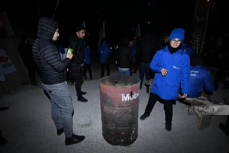 Акция протеста продолжается вечером на дороге Ханкенди-Лачын