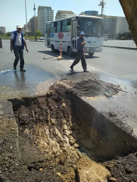Bakının Məhəmməd Hadi küçəsində su borusu yenidən partlayıb