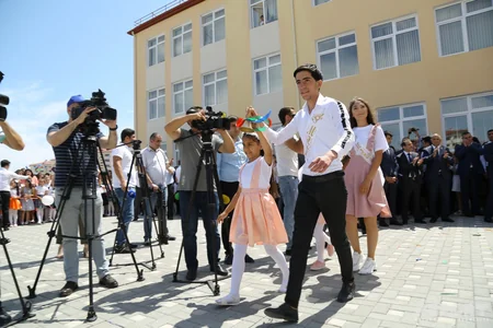 Təhsil naziri məcburi köçkün şagirdlərin Son zəngində  - FOTOREPORTAJ