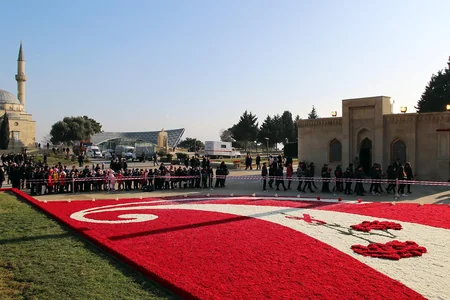 Началось массовое посещение Аллеи шехидов - ФОТО