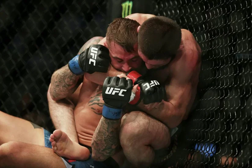 Хабиб выпрыгнул из клетки после победы над Пуарье и обнял президента UFC - ВИДЕО