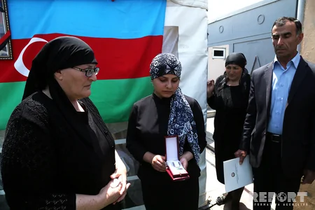 Air Forces Commander presents Azerbaijani flag order to father of martyr Tabriz Musazade - PHOTO