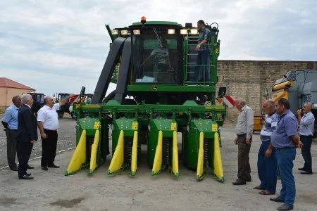 Azərbaycanda pambıqyığan kombaynları idarə edəcək 160 mexanizatora sertifikat təqdim olunub