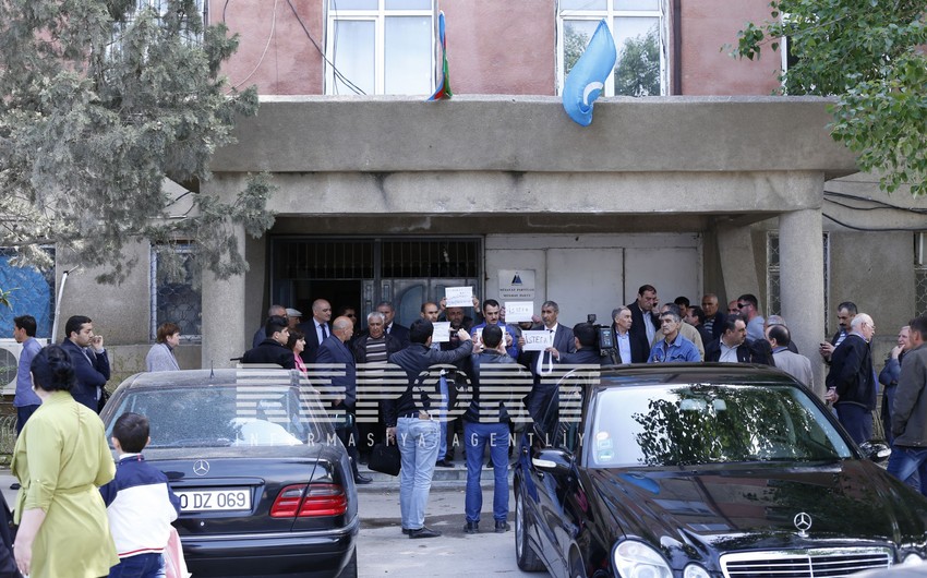 ​Müsavatın bir qrup üzvü partiya qərargahı qarşısında etiraz aksiyası keçirib - FOTO