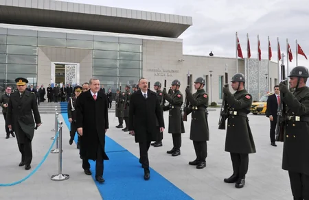​Azərbaycan və Türkiyə prezidentləri təyyarədə çay süfrəsi arxasında söhbət ediblər