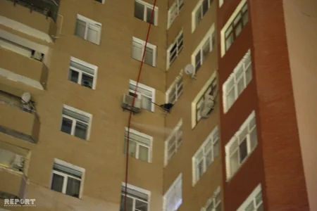 Bakıda yaşayış binasında baş vermiş yanğın zamanı 7 nəfər tüstüdən zəhərlənib - FOTO - YENİLƏNİB-2 - VİDEO