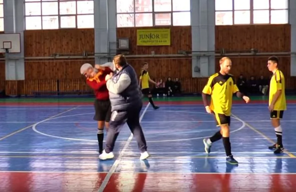 Ukraynada baş məşqçi oyun vaxtı bir zərbə ilə hakimi nokauta salıb