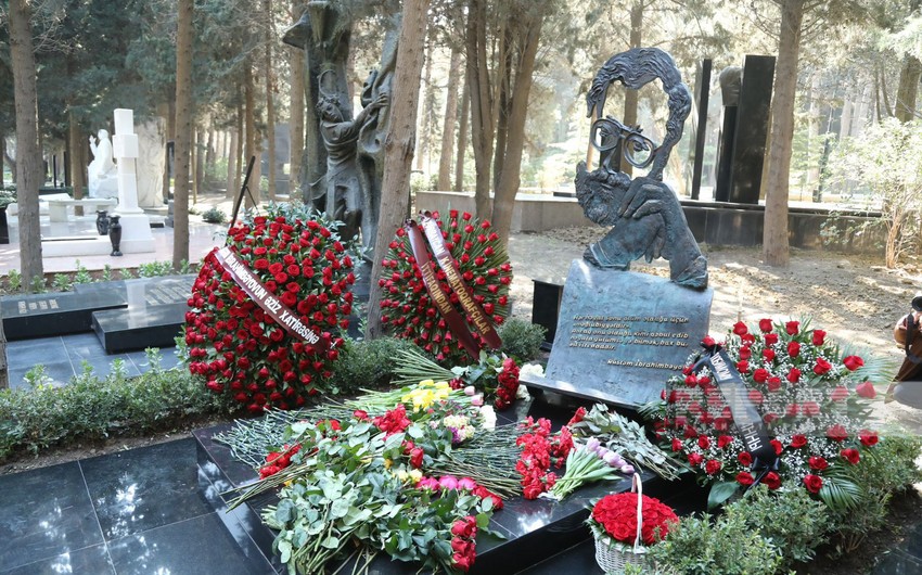 В Баку состоялось открытие надгробного памятника Рустаму Ибрагимбекову