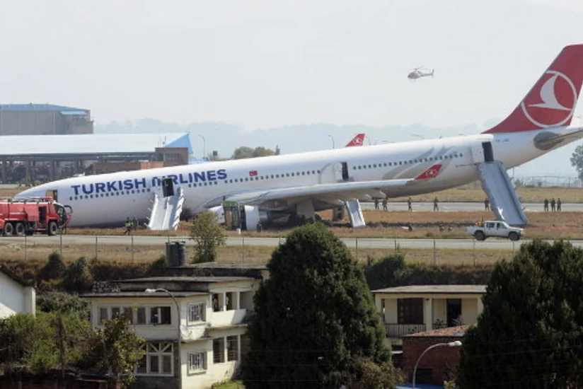 Türk Hava Yollarına məxsus təyyarə uçuş zolağından kənara çıxıb