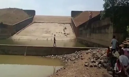 В Индии чиновник осушил дамбу ради смартфона