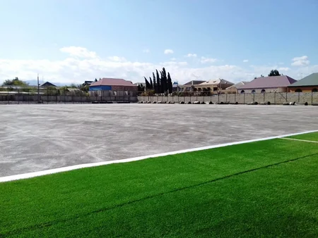 Gəncə şəhər stadionunda yeni süni örtüklü meydanın salınma prosesi başa çatır
