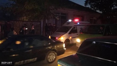 Tovuzda iki kişinin yolun ortasında yatması böyük tıxaca səbəb olub - FOTO