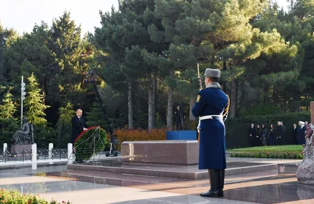 Prezident İlham Əliyev ümummilli lider Heydər Əliyevin məzarını ziyarət edib