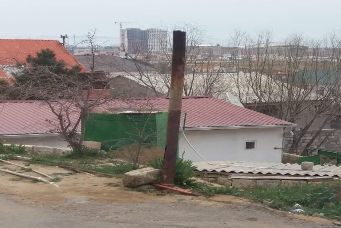 Bibiheybət Neft-Qazçıxarma İdarəsinin 3460, 3466 işlək neft quyularının mühafizə zolağında Gülbala Əliyev küçəsində 2018-ci ildə tikilmiş fərdi yaşayış evi