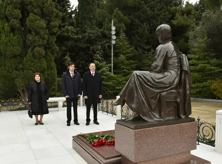 Prezident İlham Əliyev ümummilli lider Heydər Əliyevin məzarını ziyarət edib - FOTO