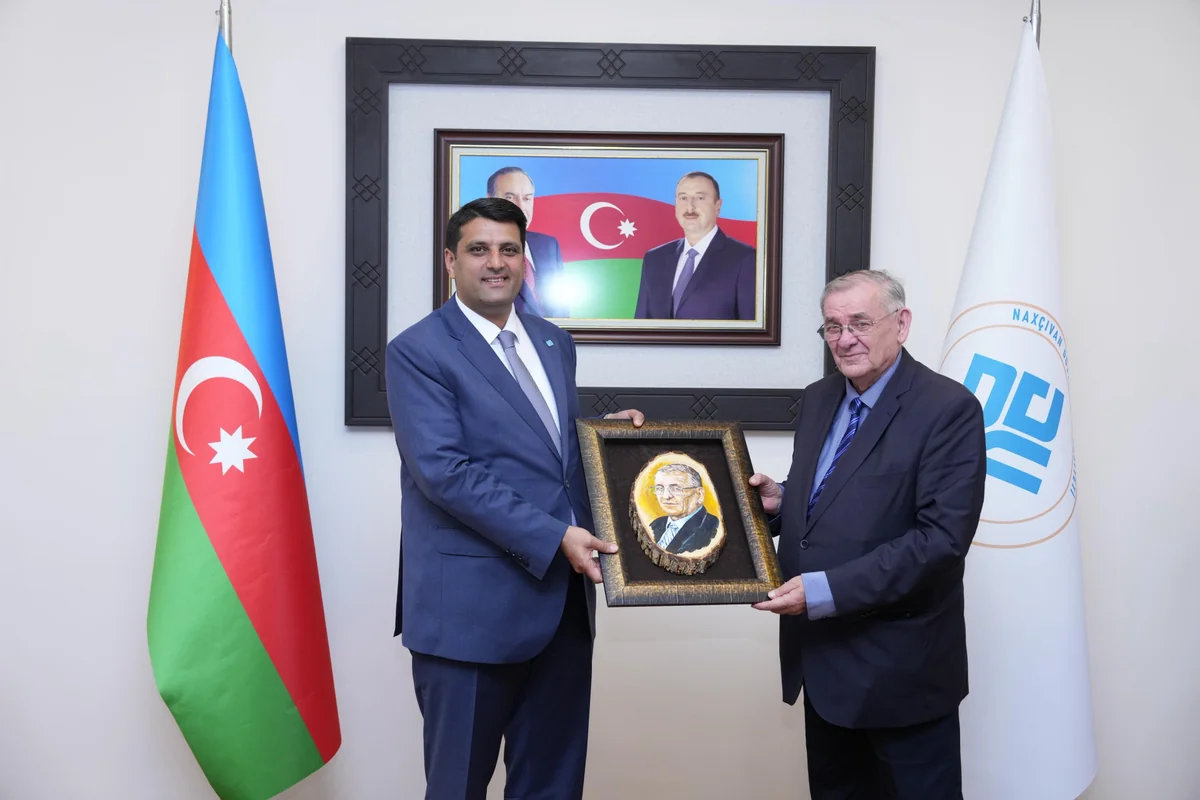 NDU-nun rektoru Elbrus İsayev Macarıstanın dünya şöhrətli yazıçısı və dövlət xadimi Şandor Lejak ilə görüşüb