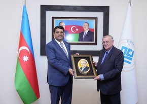 NDU-nun rektoru Elbrus İsayev Macarıstanın dünya şöhrətli yazıçısı və dövlət xadimi Şandor Lejak ilə görüşüb