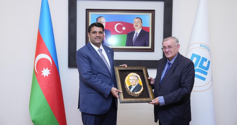 NDU-nun rektoru Elbrus İsayev Macarıstanın dünya şöhrətli yazıçısı və dövlət xadimi Şandor Lejak ilə görüşüb
