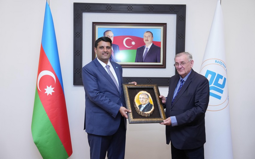 NDU rektoru Elbrus İsayev Macarıstanın dünya şöhrətli yazıçısı və dövlət xadimi Şandor Lejak ilə görüşüb