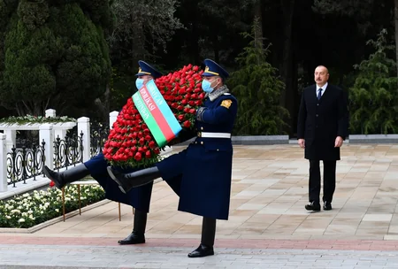 Prezident İlham Əliyev ümummilli lider Heydər Əliyevin məzarını ziyarət edib