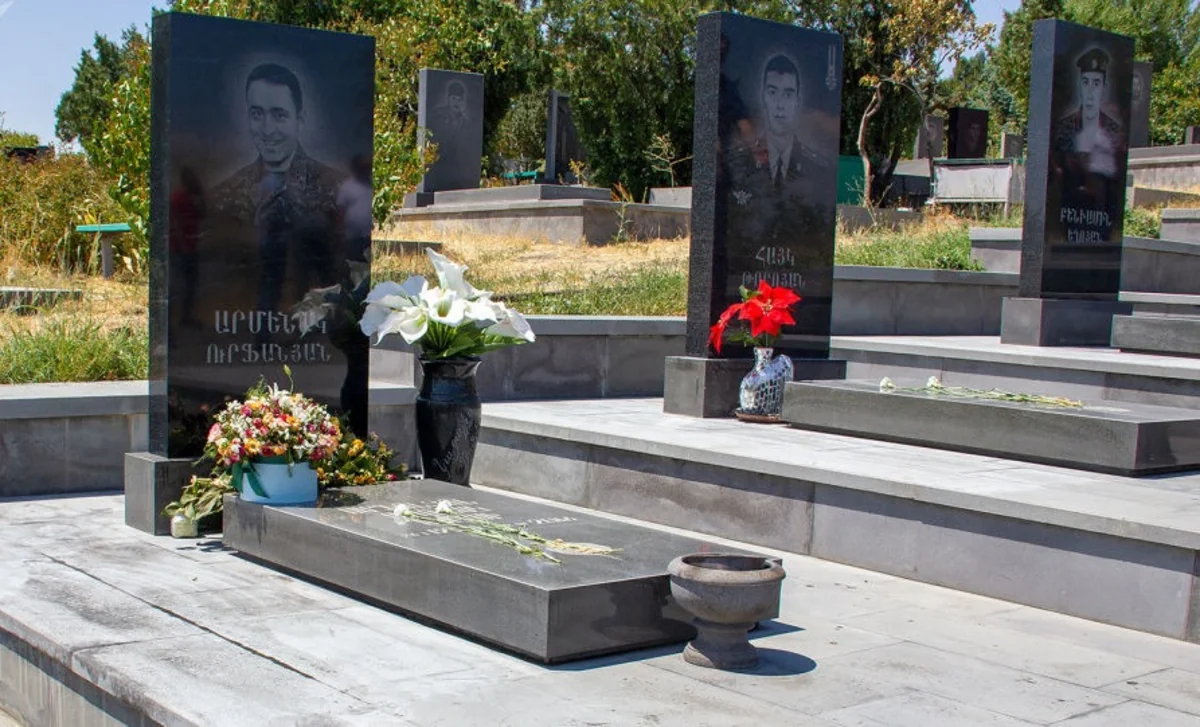 Yerevanda erməni hərbçilərinin başdaşılarını rəngə boyayıblar