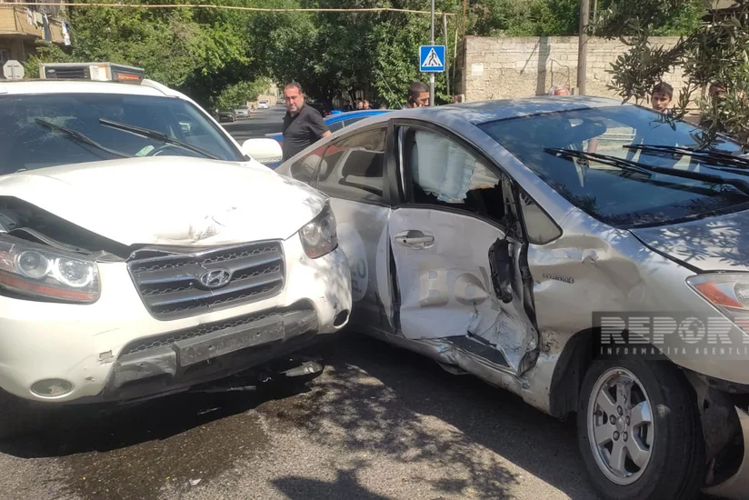 В Баку произошло ДТП с участием автомобиля Prius