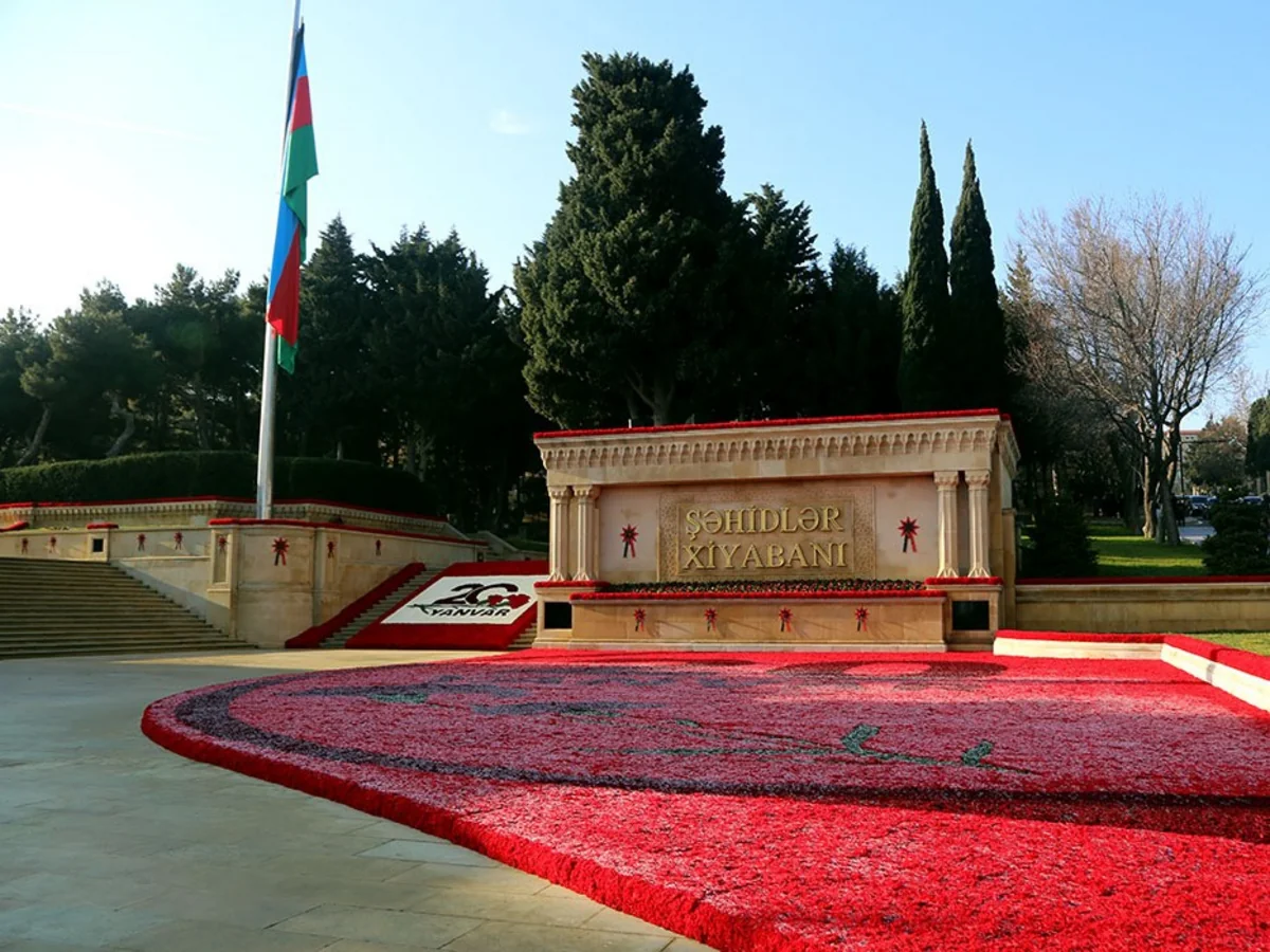 Müdafiə Nazirliyinin şəxsi heyəti Şəhidlər Xiyabanını ziyarət edib