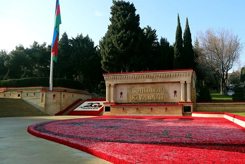 Личный состав Министерства обороны посетил Аллею Шехидов - ФОТО