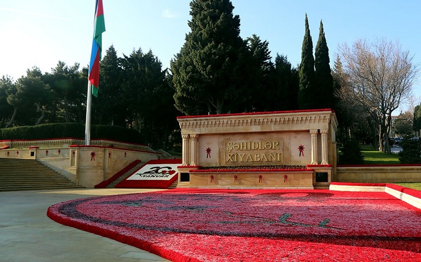 Müdafiə Nazirliyinin şəxsi heyəti Şəhidlər Xiyabanını ziyarət edib