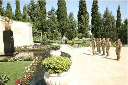 Müdafiə naziri təlimlərdəki vəziyyətə dair məruzələri dinləyib