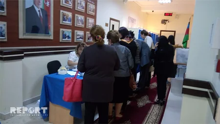 23 saylı Nəsimi-Səbail seçki dairəsinin 22 saylı məntəqəsində səsverməni beynəlxalq müşahidəçilər izləyir