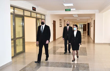 Prezident Bakıda yeni tikilən iki məktəbdə yaradılan şəraitlə tanış olub