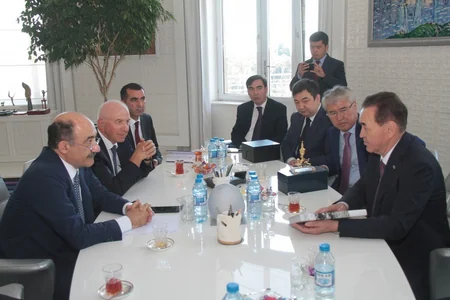 Əbülfəs Qarayev Qazaxıstan nümayəndə heyəti ilə görüşüb