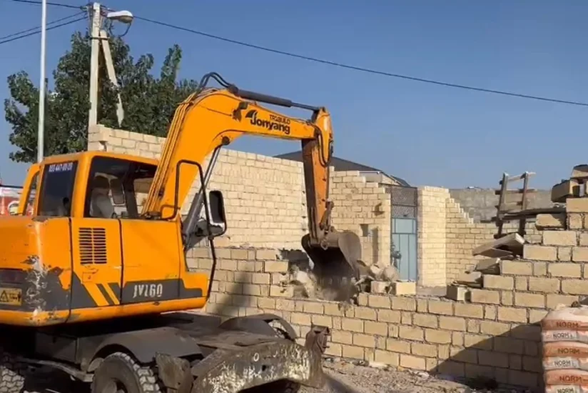Gəncədə qanunsuz tikili sökülüb