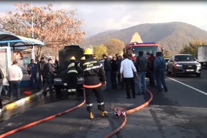 В Закатале загорелся автомобиль, на дороге образовалась пробка - ФОТО