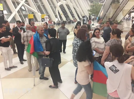 Fuad Abbasovu gətirən təyyarə Bakıya enib