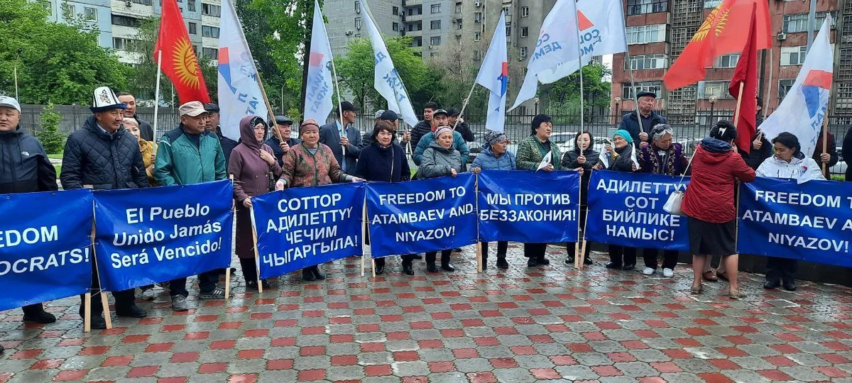 Qırğızıstanda keçmiş Prezidentin azadlığı tələbi ilə mitinq keçirilib