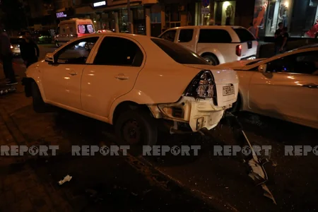 Bakıda avtomobil maneəyə çırpıldı, xəsarət alan var