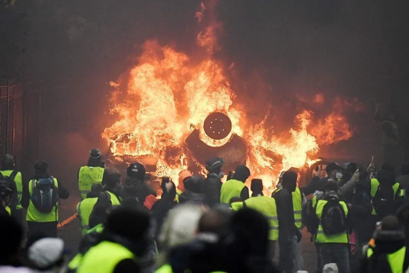 Макрон и глава МВД Франции осмотрели разрушения после беспорядков в Париже